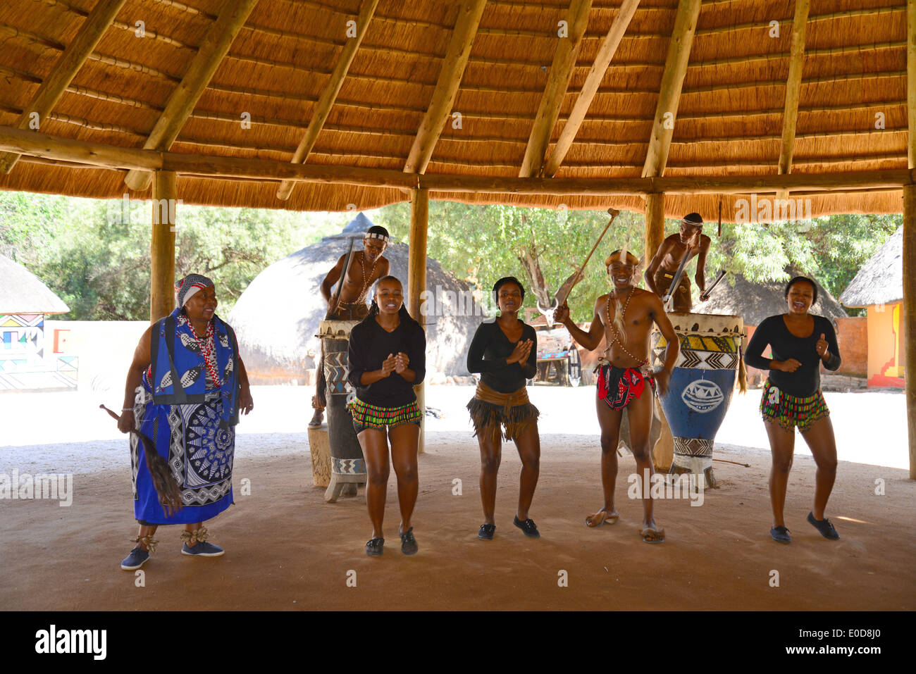 Tribal-TänzerInnen bei Motseng Cultural Village, Sun City Resort, Pilanesberg, North West Province, Südafrika Stockfoto