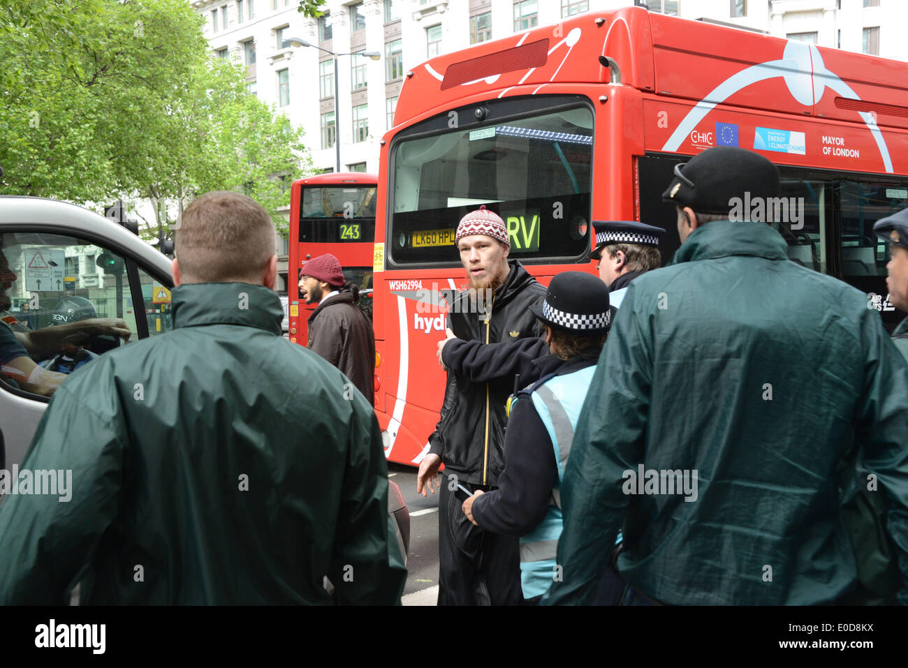 London England, 9. 14. Mai: Paul Golding Wassertruppführer "Britain First" Patriot-Gruppe ruft Parolen gegen Abdullah Deen ein Bekehrter Muslim außerhalb der High Commission of India in London. Bildnachweis: Siehe Li/Alamy Live News Stockfoto