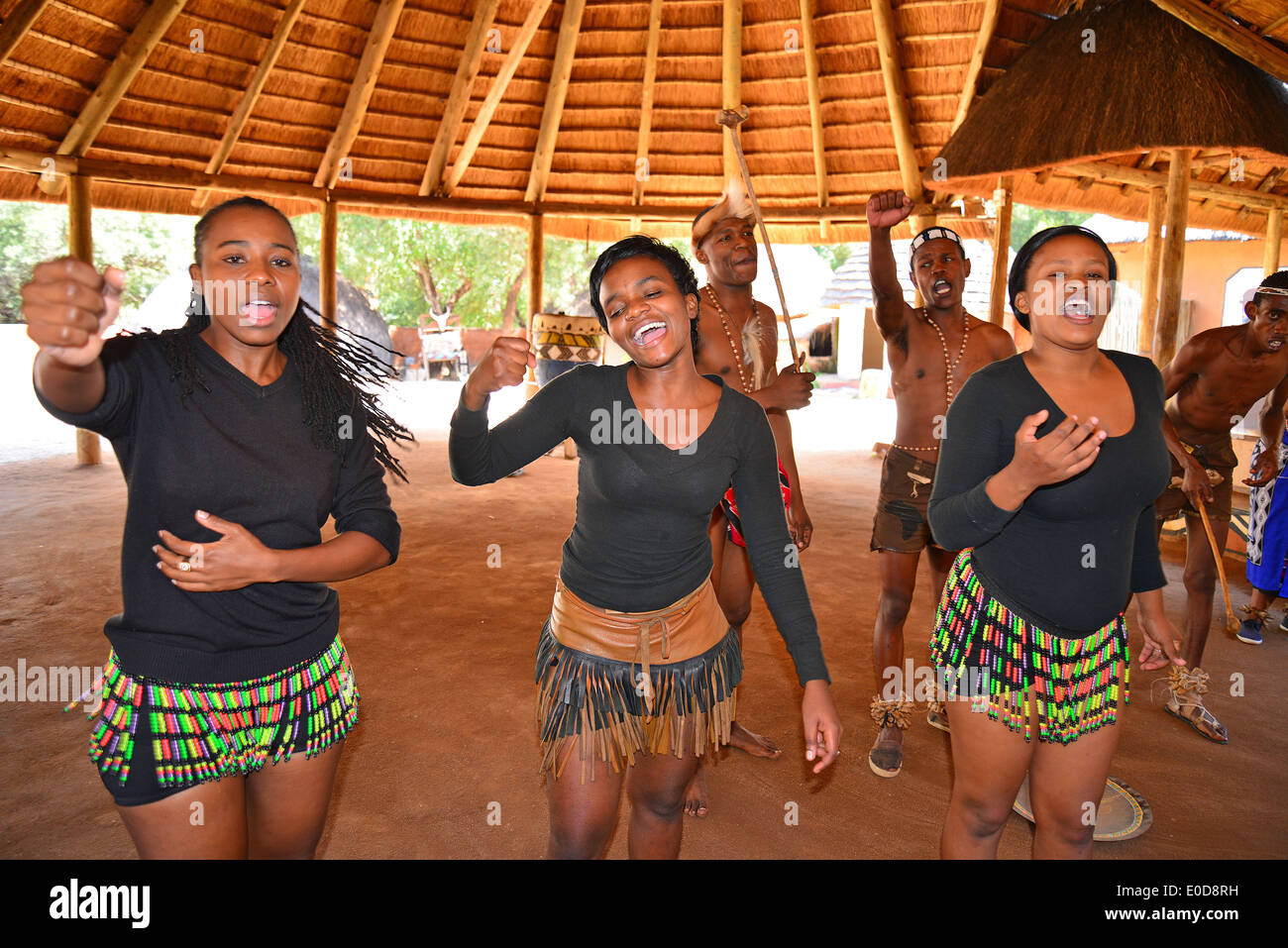 Tribal-TänzerInnen im Cultural Village, Sun City Resort, Pilanesberg, North West Province, Südafrika Stockfoto