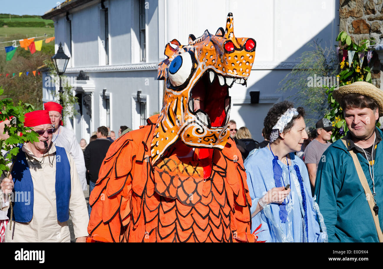 Teilnehmer in der Hal eine Tow tanzen bei den jährlichen Flora Day Feierlichkeiten in Helston, Cornwall, UK Stockfoto