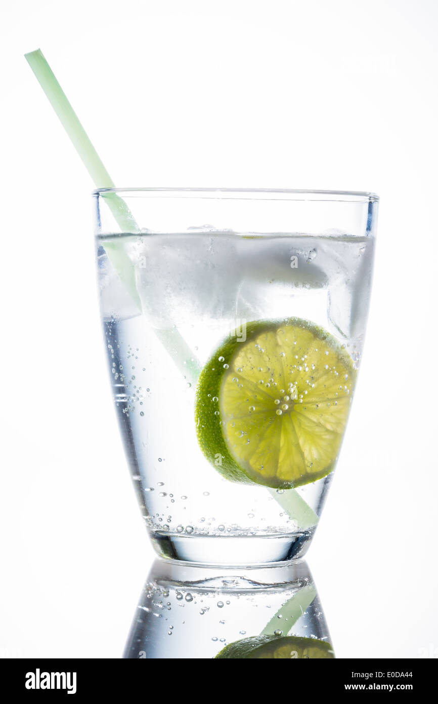 Ein Glas mit frischem Trinkwasser und Limette. Mineralwasser als Durstloescher, Ein Glas Mit Frischem Trinkwasser Und Einer Lim Stockfoto