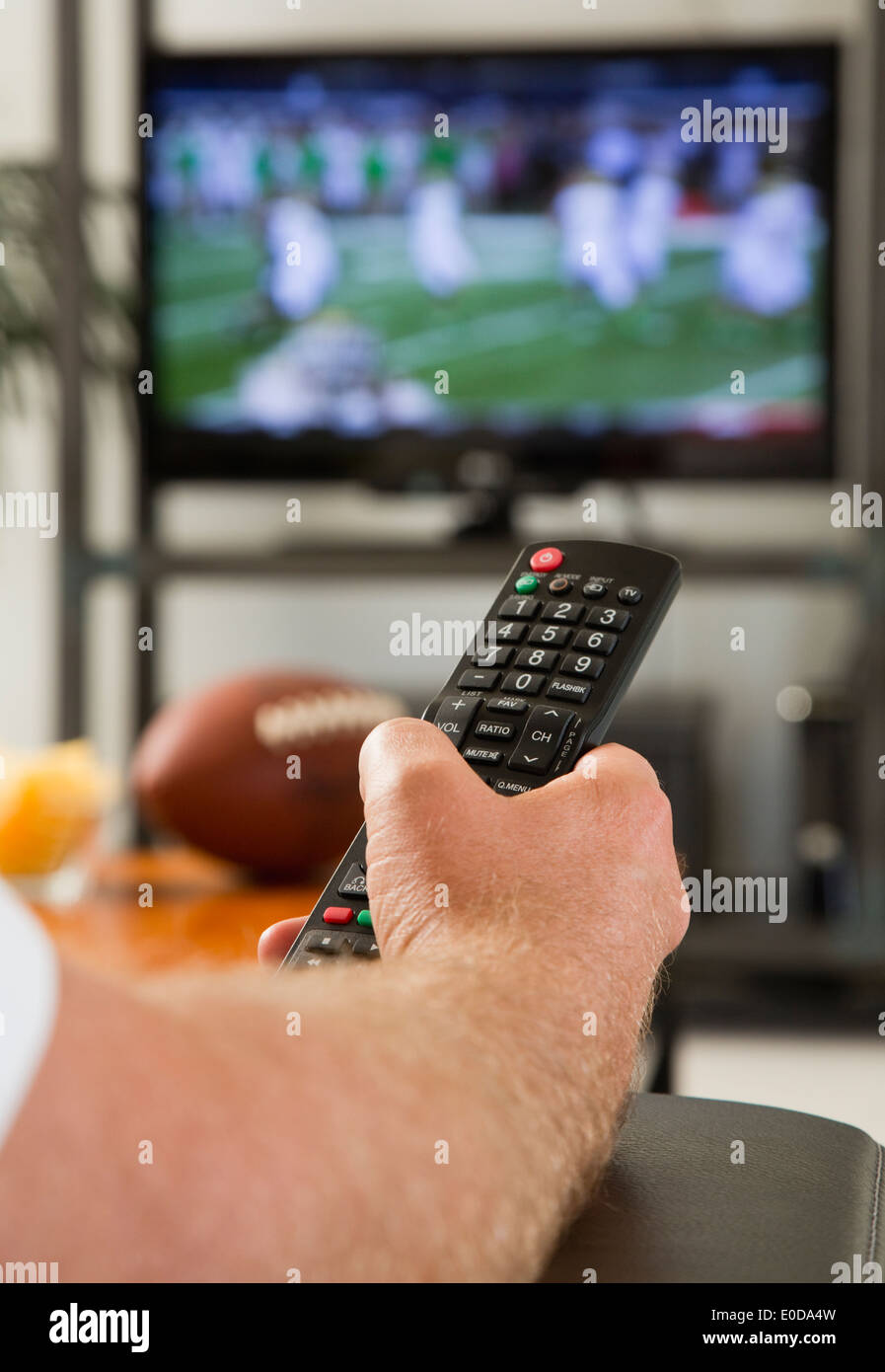 Mann Schläft Jeden Abend Vor Dem Fernseher Ein Fernseher mann -Fotos und -Bildmaterial in hoher Auflösung – Alamy