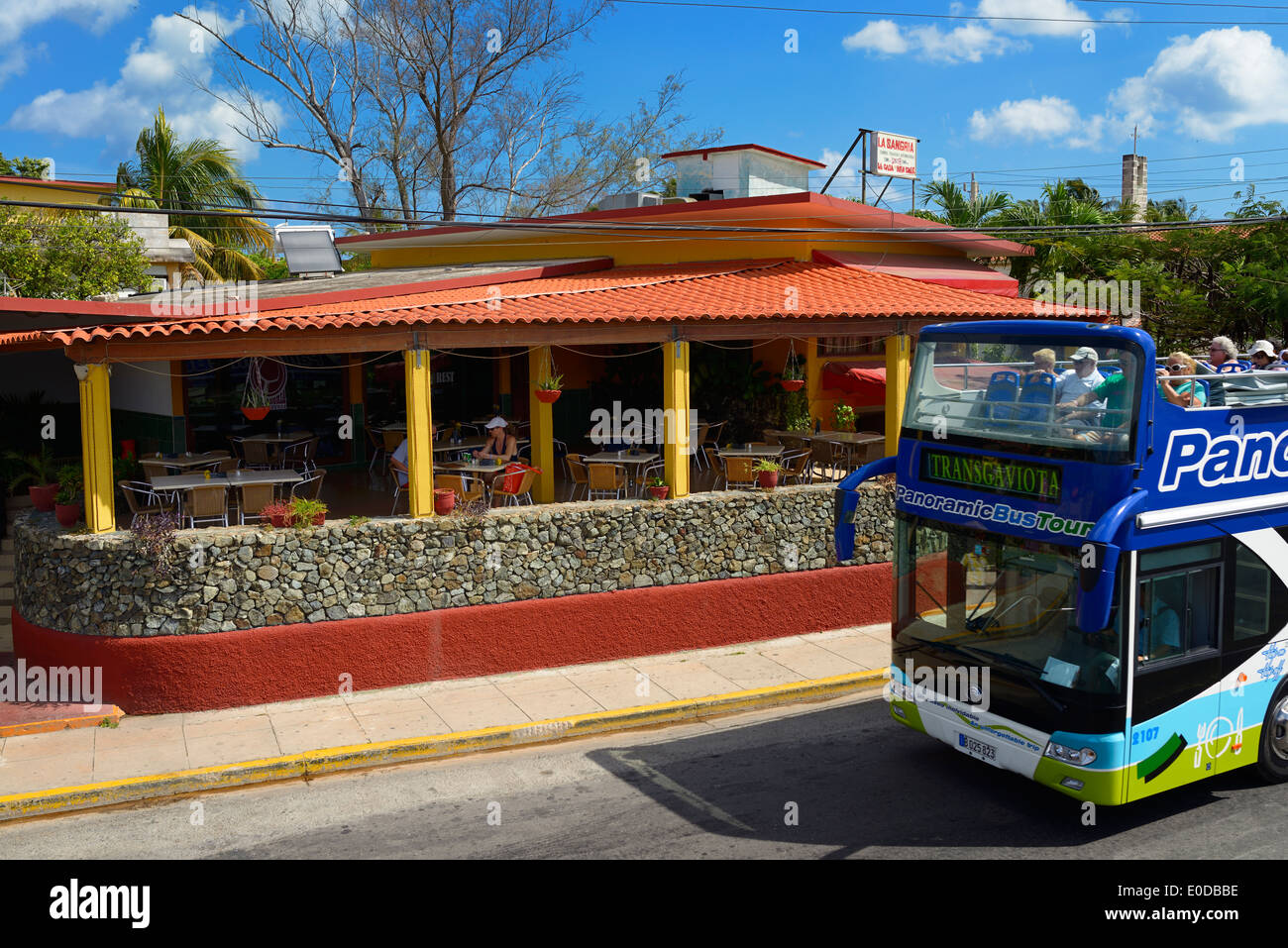 Paar in einem Café in Varadero Kuba mit Doppeldecker-Tour-bus Stockfoto