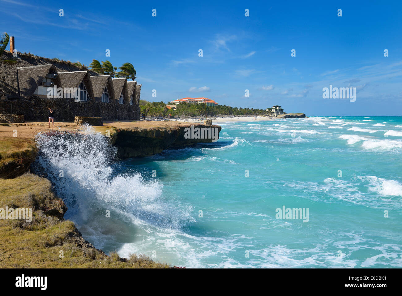 Frau unter Bild der Wellen planschen in Lava Felsen Ufer im Varadero Beach Resort Kuba am Atlantischen Ozean Stockfoto