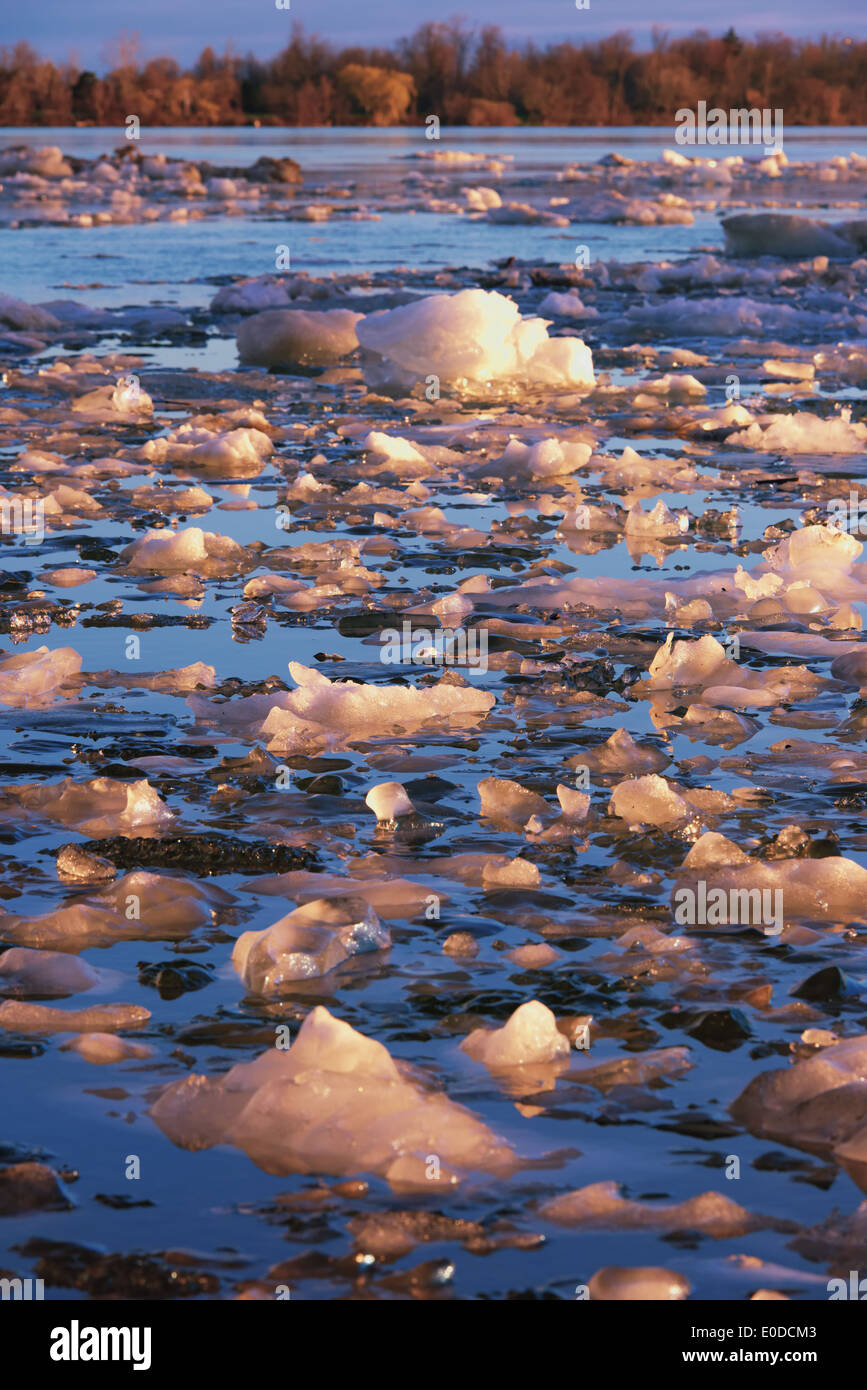 Eisberge in den Niagara River in der Morgendämmerung auf der Suche nach Kanada. Stockfoto