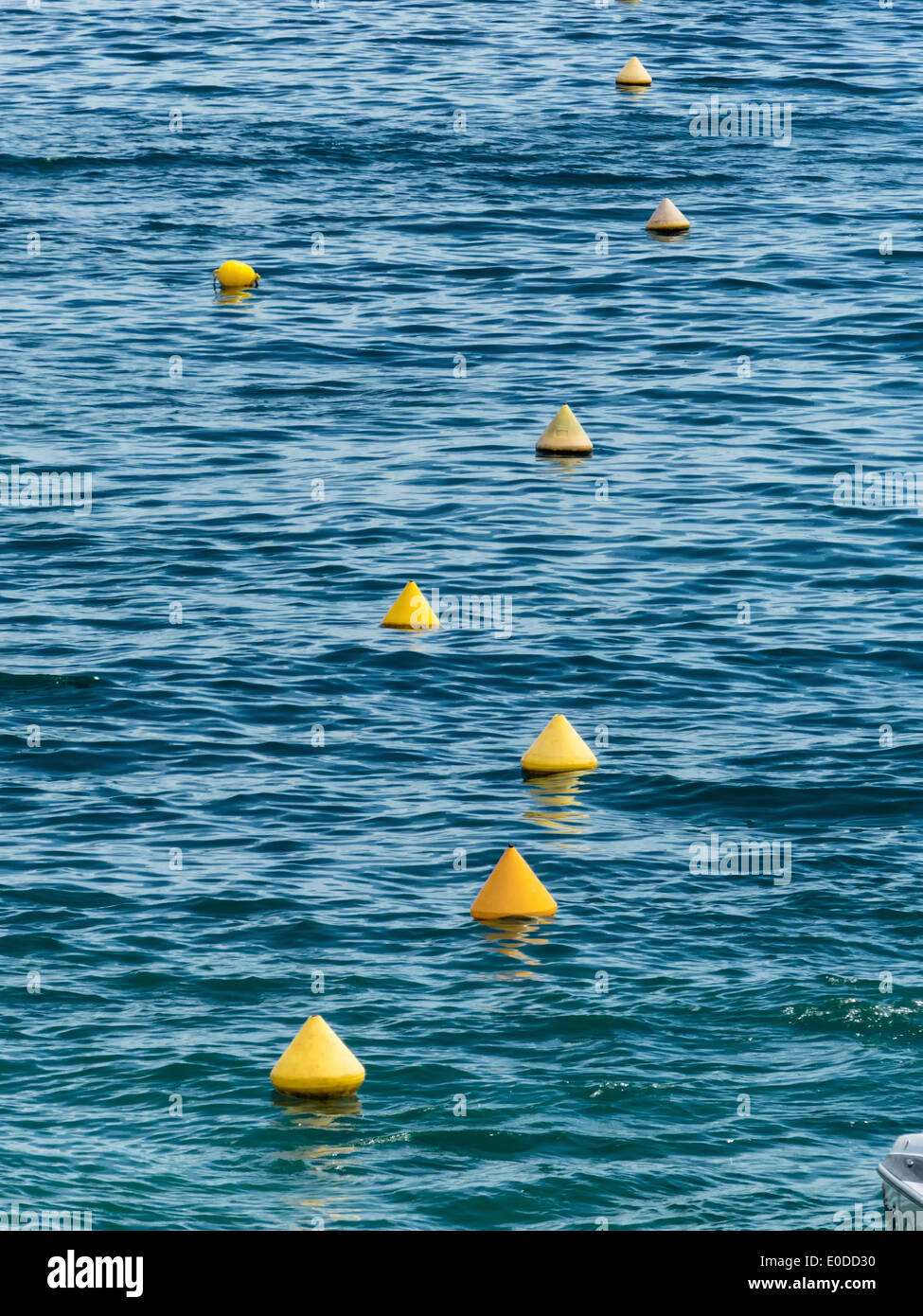 Gelbe Bojen schwimmen als eine Einschränkung im Meer, Gelbe Bojen Schwimmen als Begrenzung Im Meer Stockfoto