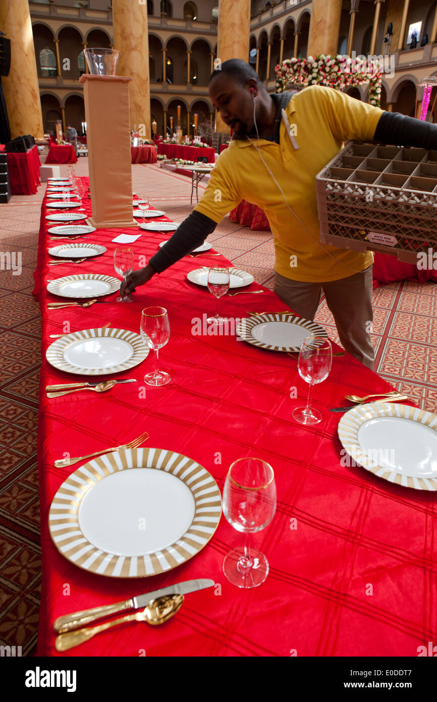 Server, Esstisch für große Dinner-Event vorbereiten Stockfoto