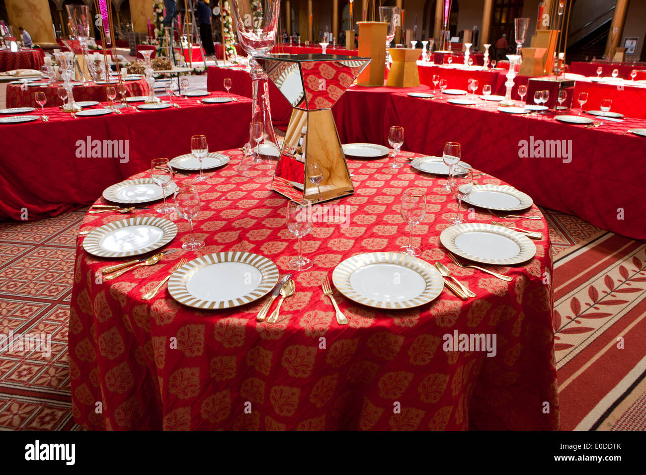 Esstische für große Dinner-Event desinfiziert Stockfoto