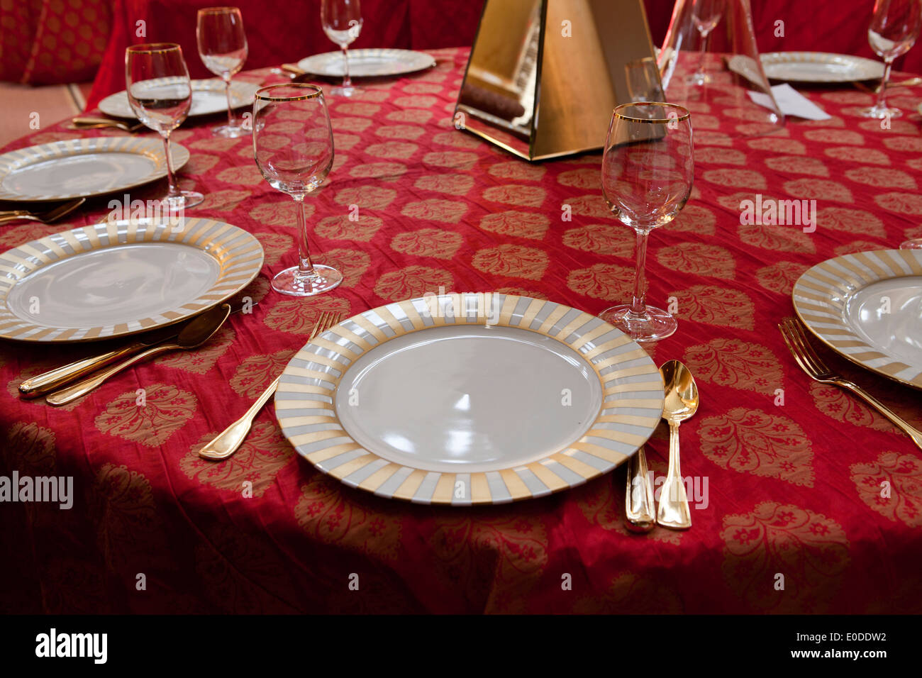 Esstisch für große Dinner-Event desinfiziert Stockfoto