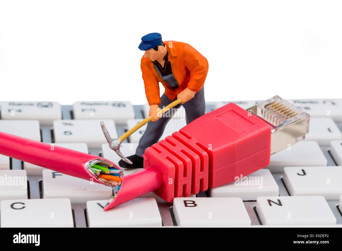 Ein Arbeiter Reparaturen ein Netzwerkkabel. Symbolische Foto für Datensicherheit, Ein Arbeiter Repariert Ein Netzwerk Kabel. Symbolfoto Fuer D Stockfoto