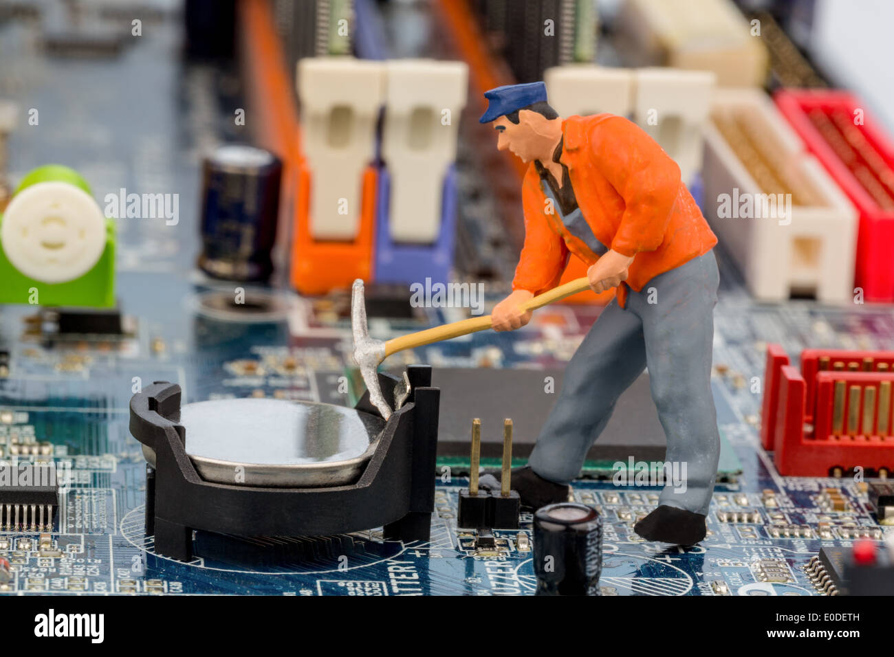 Ein Arbeiter Reparaturen der Vorstand eines Computers. Symbolische Foto für Datensicherheit, Ein Arbeiter Repariert Die Platine Eines Computer. Stockfoto