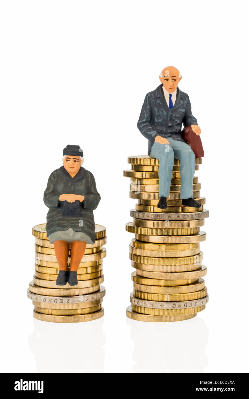 Rentnerin und Rentner auf unterschiedlich hohen monetären Pfähle. Symbolische Foto für Einkommen Unterschiede., Rentner Und Pensionistin auf Stockfoto