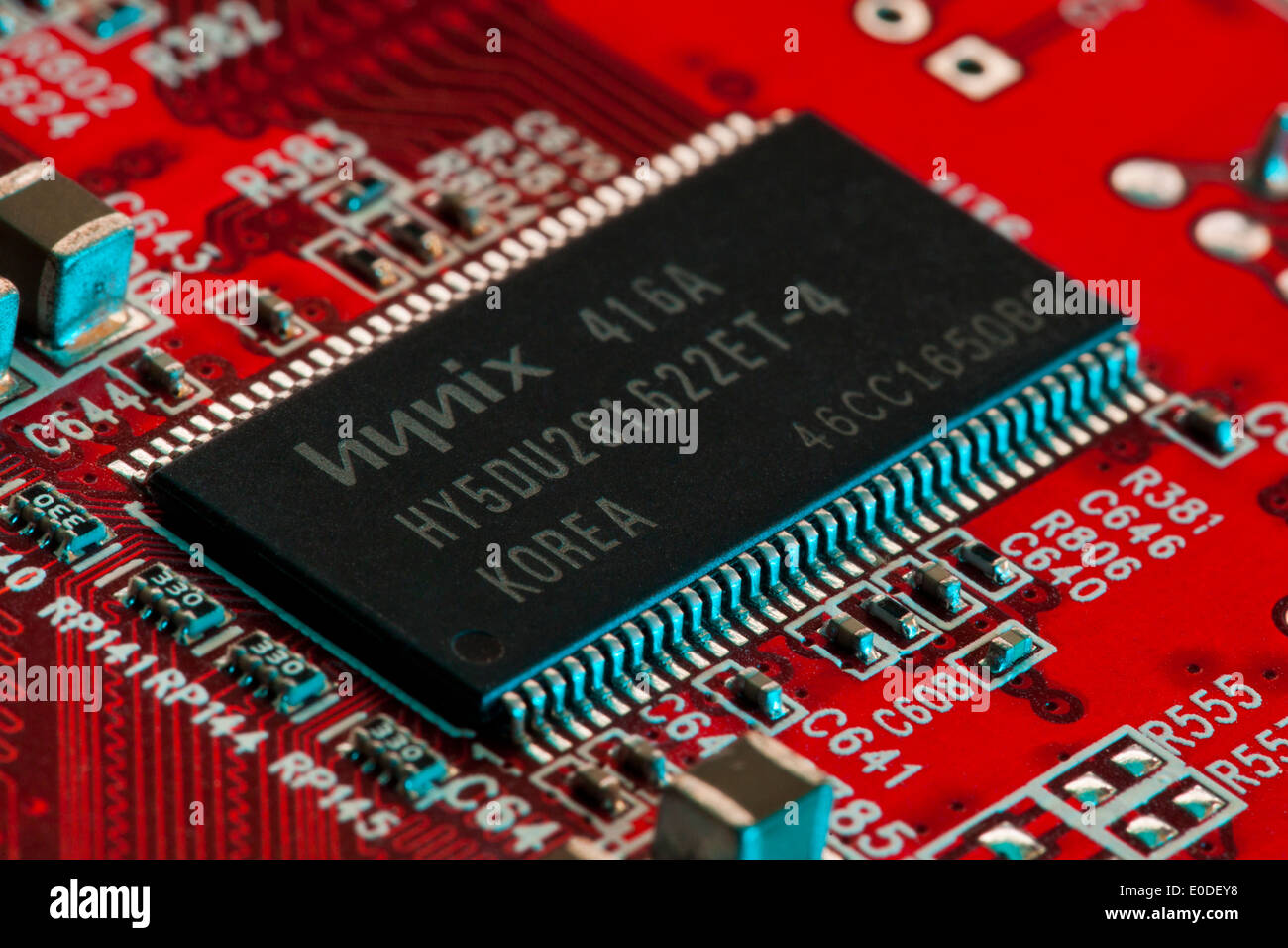 SK Hynix HY5DU281622ET CMOS-DDR DRAM-Chip auf Platine Stockfoto
