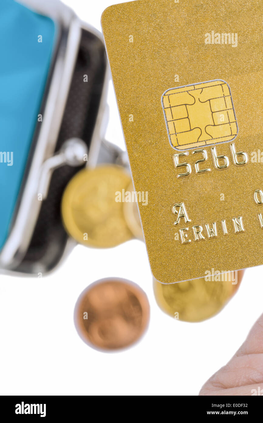 Eine goldene Kreditkarte für die bargeldlose Zahlung mit Geldbörse, Eine Goldene Kreditkarte Zum Bargeldlosen Bezahlen Mit Geldboers Stockfoto