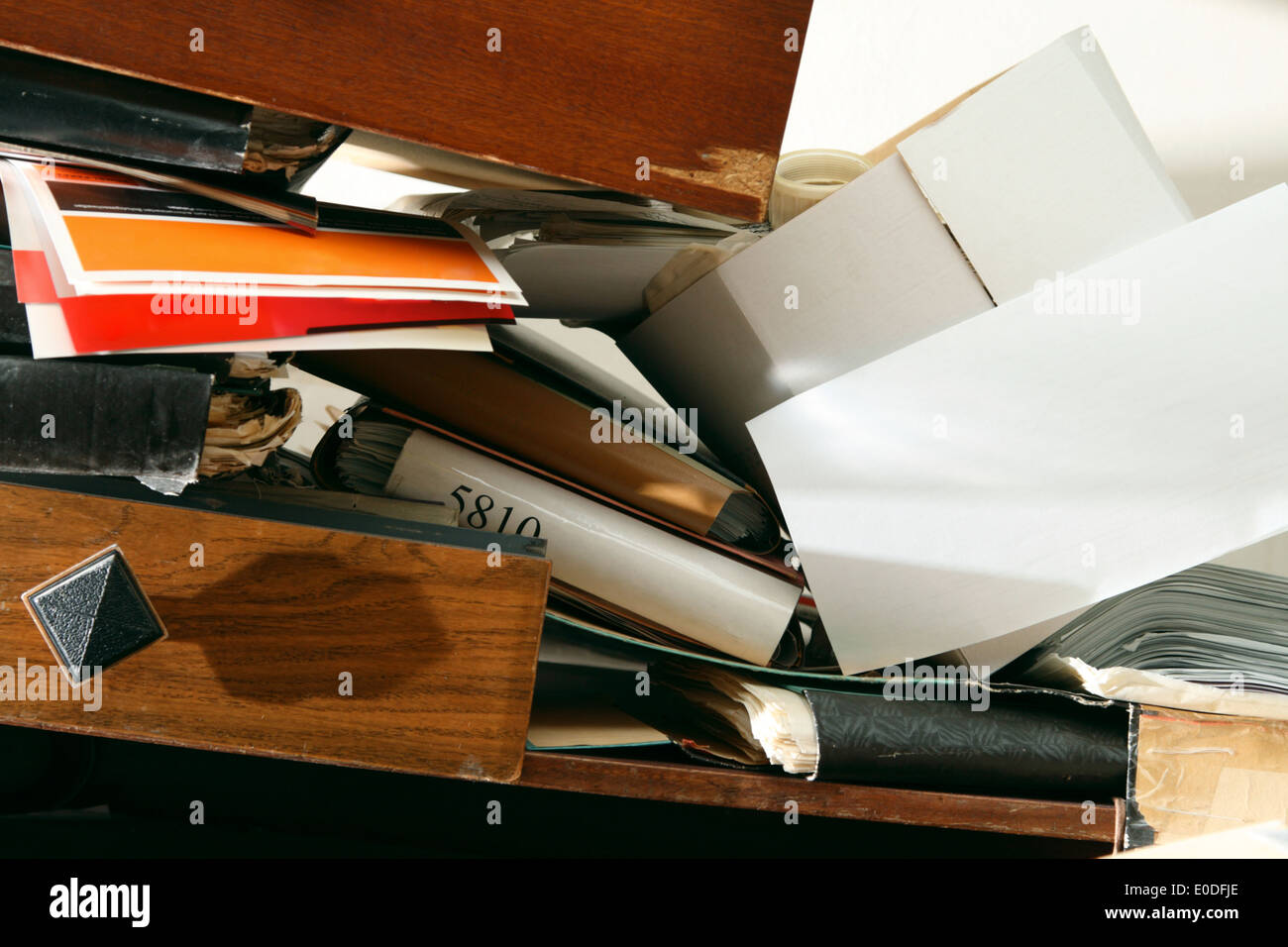 Unordentlichen Arbeitsplatz mit Stapel Papier Stockfoto