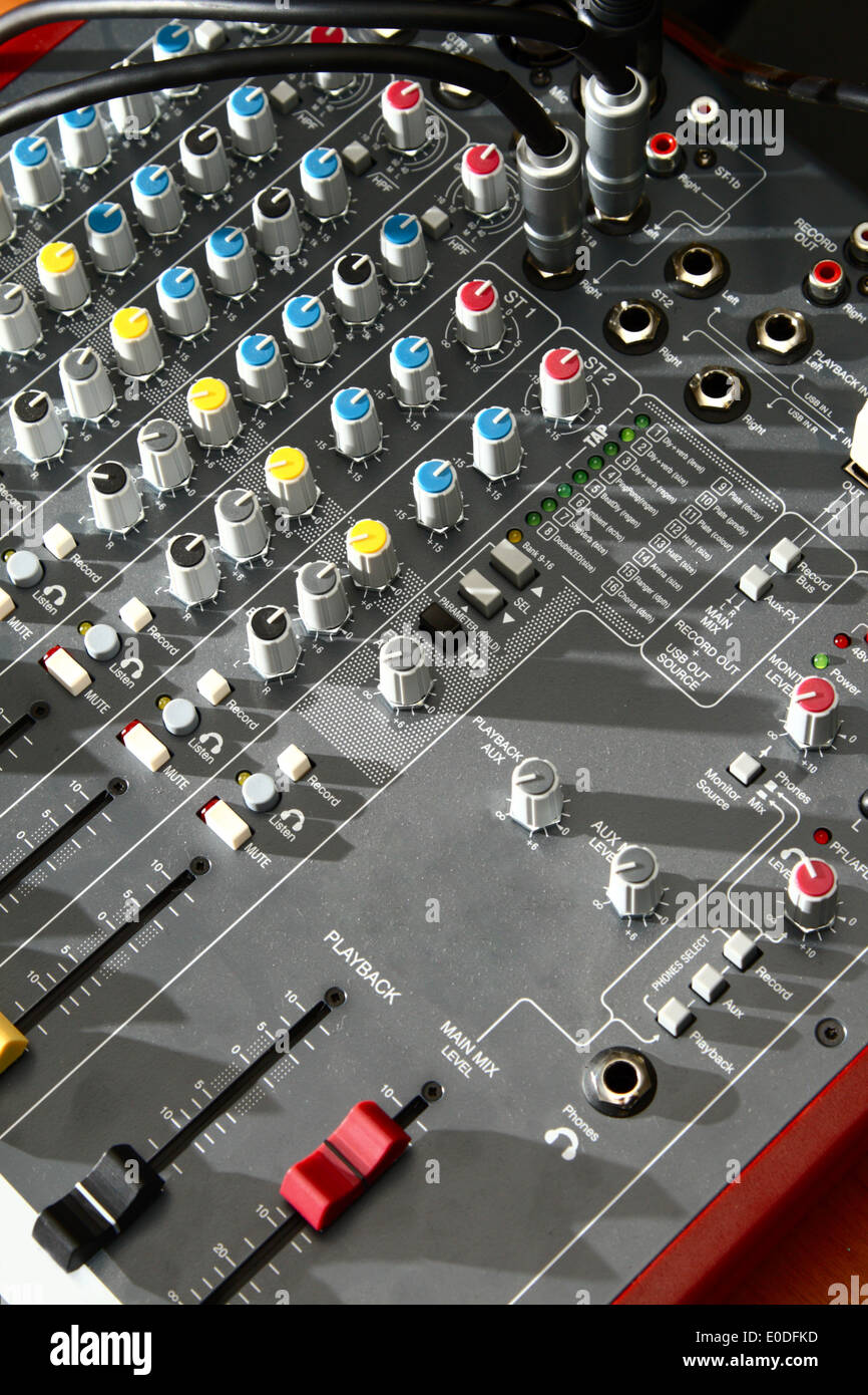 Audio-Mixer-Geräte im studio Stockfoto