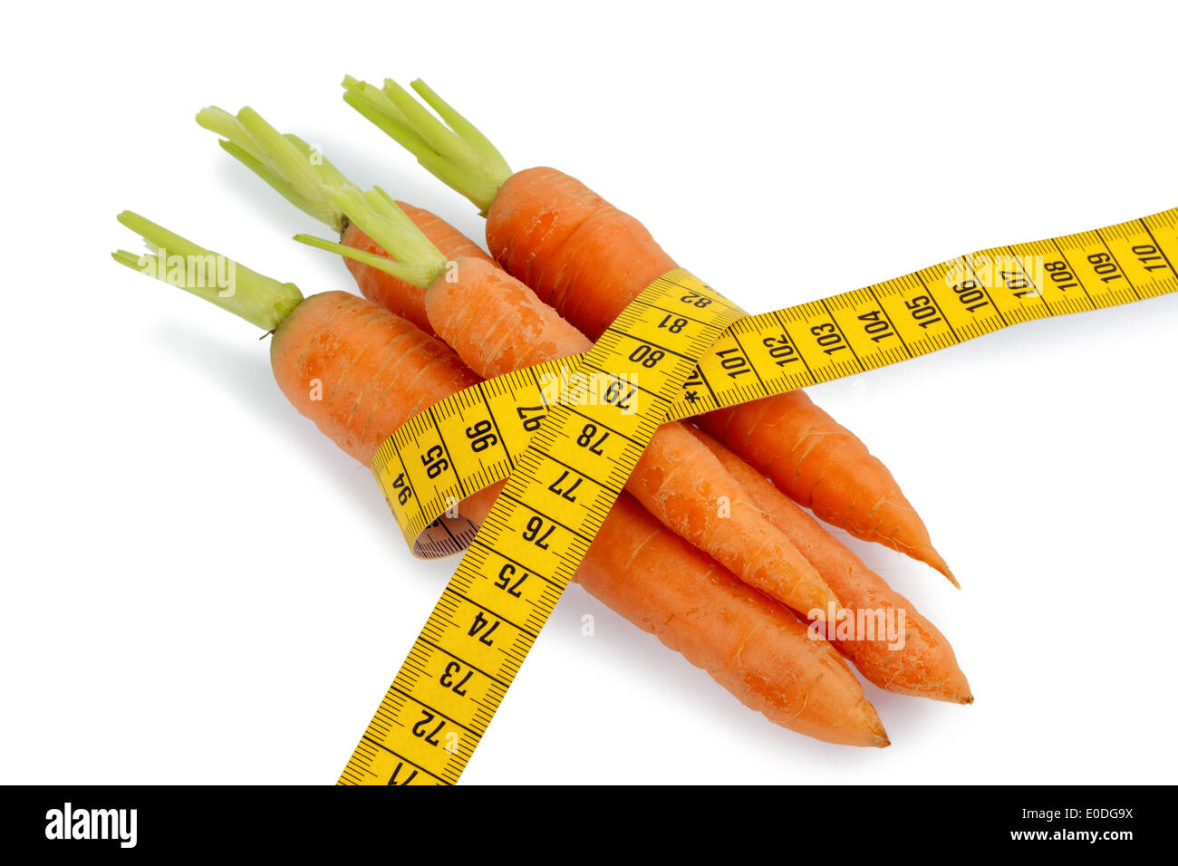 Karotten aus biologischem Anbau mit Dimension Klebeband. Frisches Obst und Gemüse ist immer gesund. Symbolische Foto für Gesundheit Stockfoto