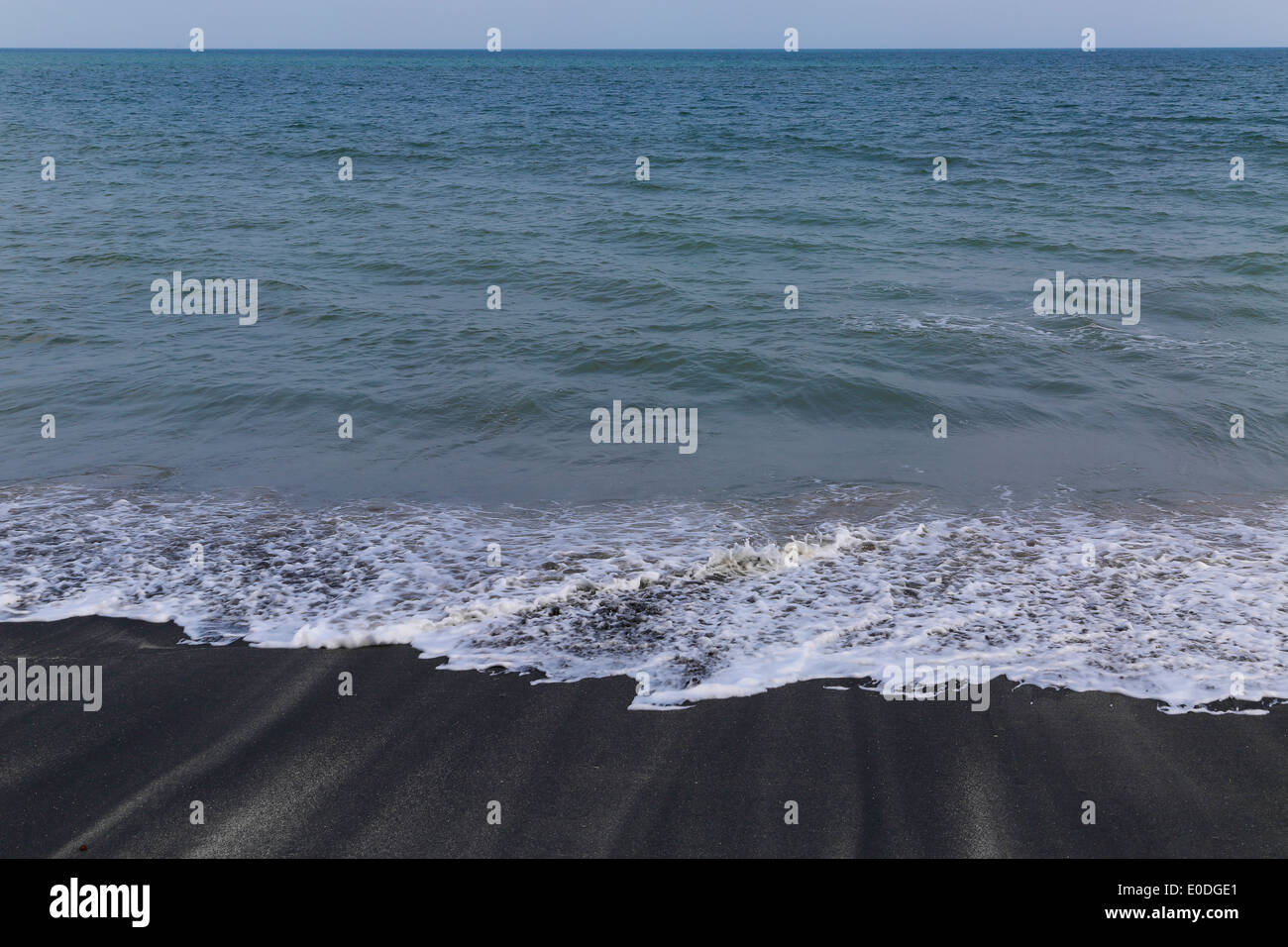 Strand schwarz Black Sand Panama Republik Sand Sea Water blue Horizon sky Stockfoto