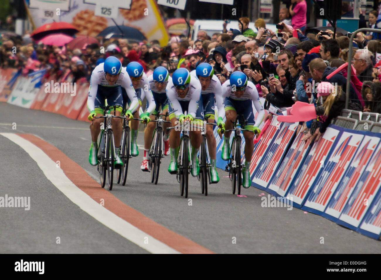 Belfast, Nordirland. 9. Mai 2014. Austrilian Cycling Team Orica-GreenEdge erreichen, das Essen in dem Team Time Trial Phase 2014 Line-in Giro d ' Italia Credit: Bonzo/Alamy Live News Stockfoto