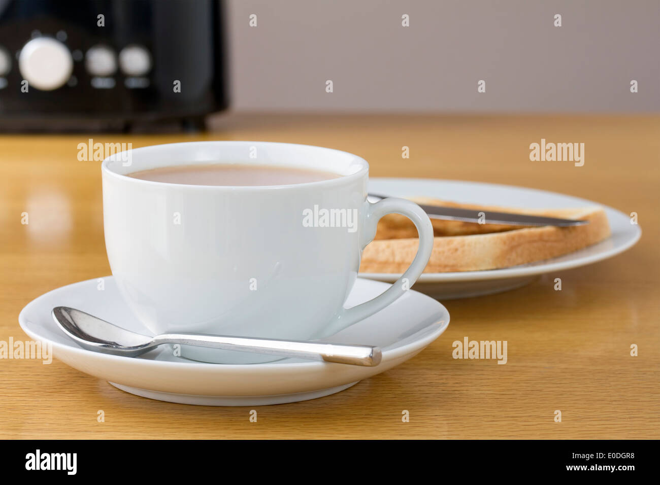 Tasse Tee mit Scheibe Toast und einen toaster Stockfoto