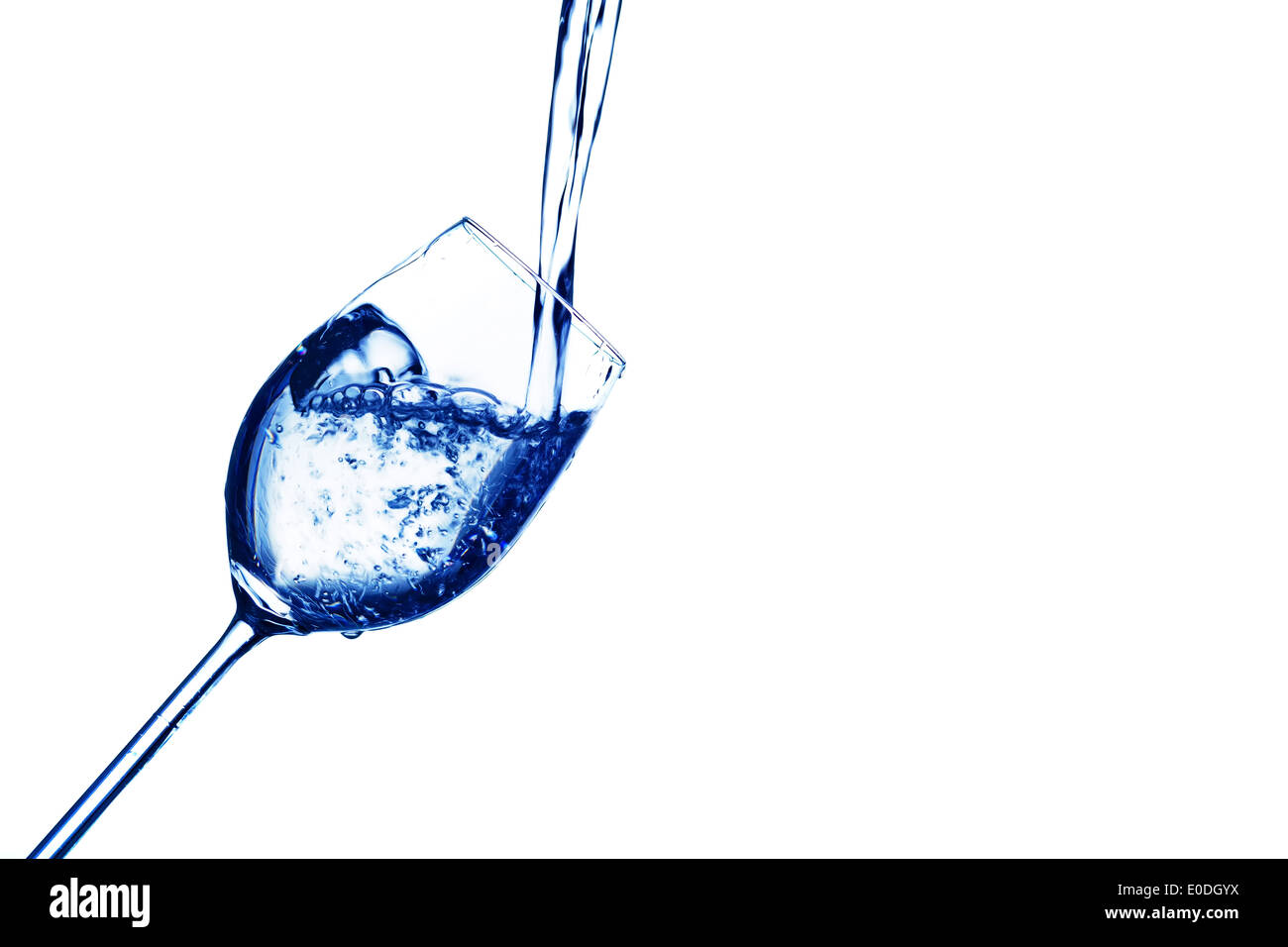 Reines und sauberes Wasser wird in ein Glas gefüllt. Sauberem Wasser, Wasser-Glas, Glas, Dehydratation, dehydrogenate, Dehydratisierung in den Stockfoto