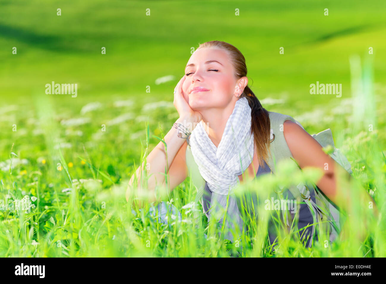 Porträt des jungen Reisenden Mädchen ruhen im Freien auf frischen grünen Wiese, aktiven Lebensstil, Sommer Tourismus Stockfoto