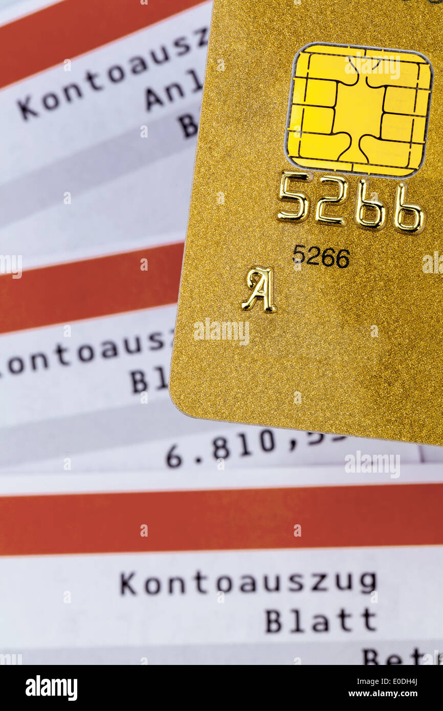 Eine goldene Kreditkarte und Kontoauszug. Symbolische Foto für bargeldloses einkaufen und Statussymbole., Eine Goldene Kreditkarte und Stockfoto