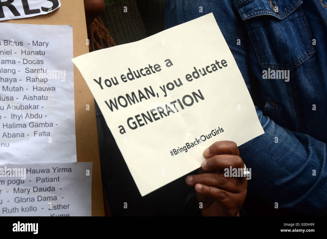 London, UK, 9. Mai 2014, bringen unsere Girls Protest vor dem nigerianischen Botschaft Credit: JOHNNY ARMSTEAD/Alamy Live News Stockfoto