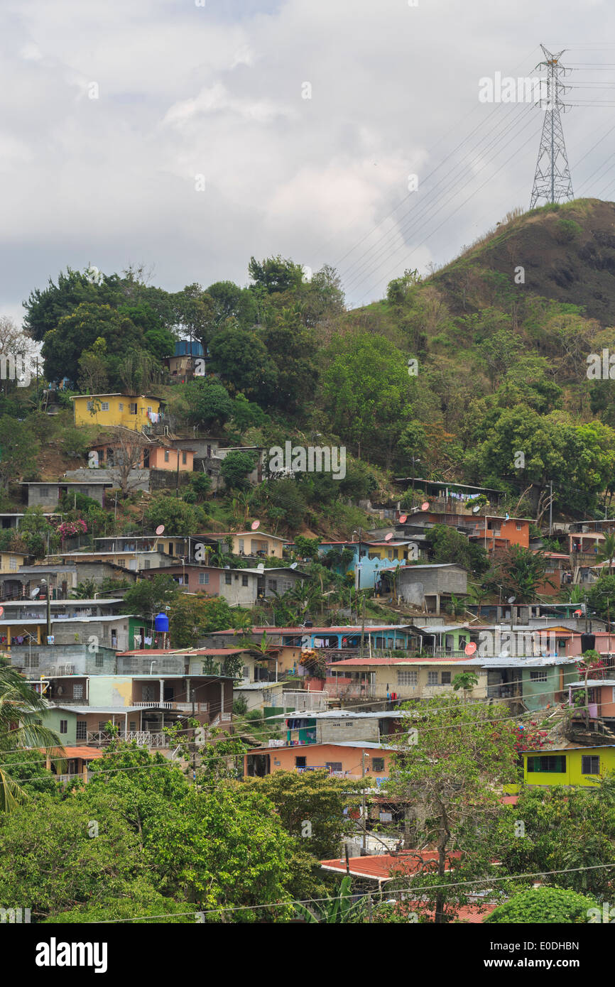 Farben Häuser Lateinamerika PTY Panama San Miguelito Strommast Drähte Wolken elektrischen grünen Berg Bäume Stockfoto