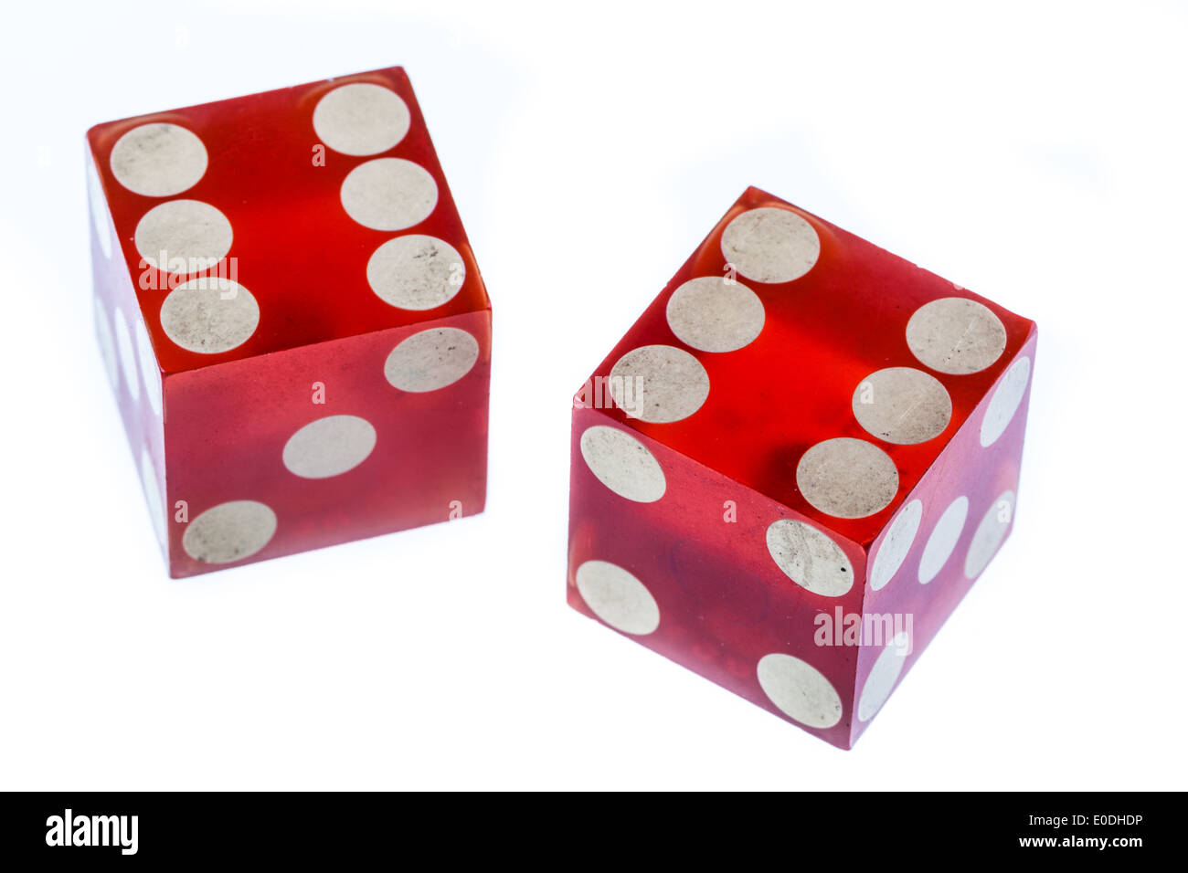 zwei roten durchsichtigen Würfel isoliert auf weiß Stockfoto