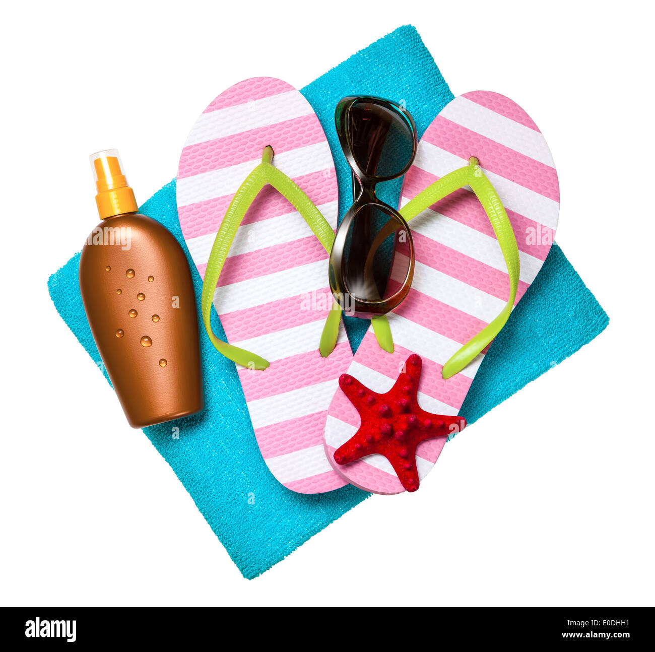 Strand-Accessoires. Flip-Flops, Handtuch, Sonnencreme und Sonnenbrille isoliert auf weißem Hintergrund. Ansicht von oben Stockfoto