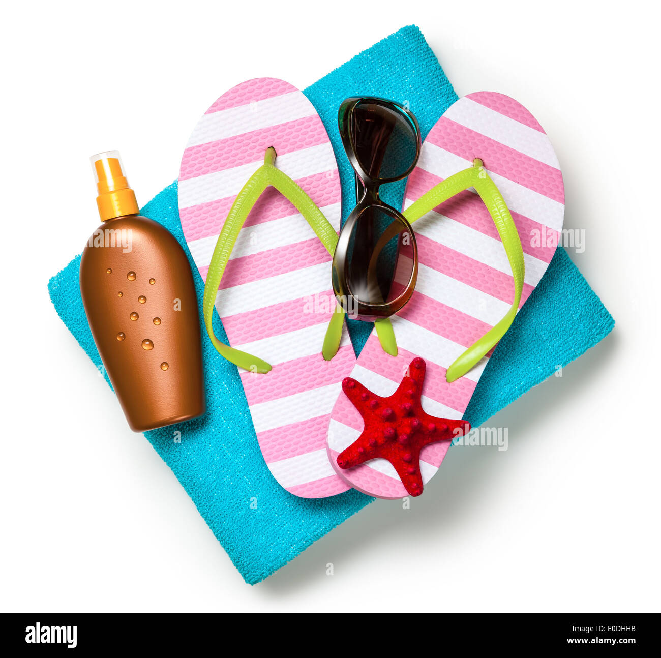 Strand-Accessoires. Flip-Flops, Handtuch, Sonnencreme und Sonnenbrille auf weißem Hintergrund. Ansicht von oben Stockfoto