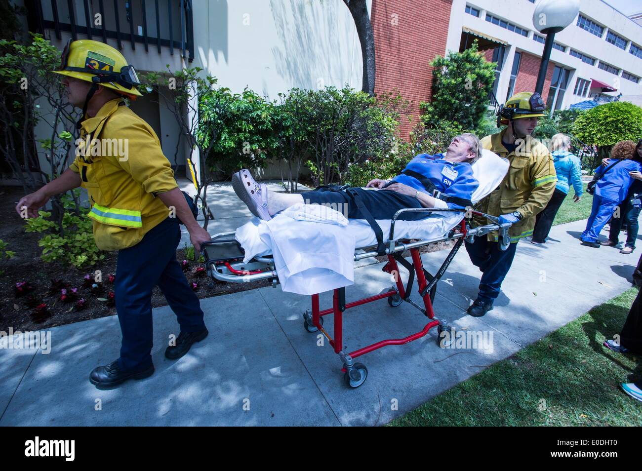 Padadena, Kalifornien, USA. 9. Mai 2014. Feuerwehrleute transportieren ein simuliertes schießendes Opfer während einer Übung mit einem simulierten shooting am Huntington Memorial Hospital in Pasadena, Kalifornien, 9. Mai 2014. Polizei aus verschiedenen Agenturen zusammen mit Los Angeles County Sheriff Taktiken und Survival Training Unit, Pasadena Polizei und Feuerwehren nahmen Teil an den Übungen, die entwickelt wurden, um die Agenturen zusammenarbeiten, in Notfällen zu helfen. © Zhao Hanrong/Xinhua/Alamy Live-Nachrichten Stockfoto