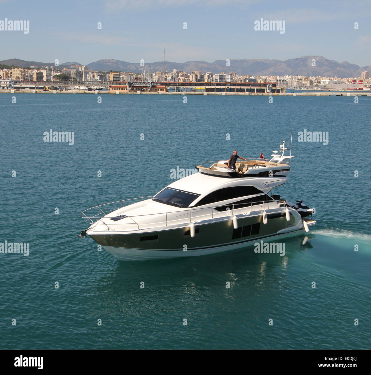 Luxuriöse Motoryacht Fairline in den Hafen von Palma nach der Ankunft in Palma De Mallorca an Bord der MS Marmadura Stockfoto