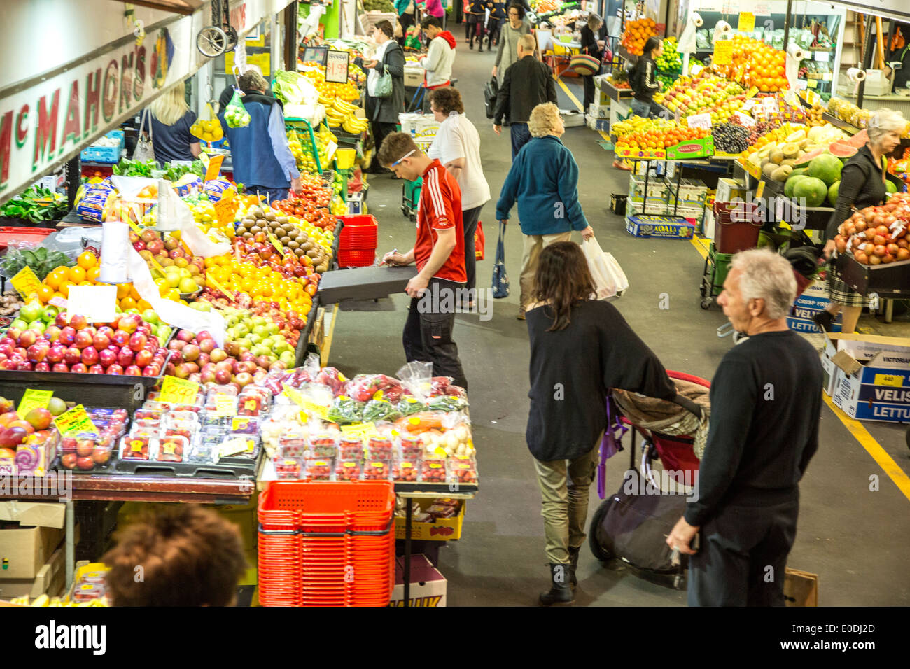 Kunden Surfen eine Schneise von Obst und Gemüse auf dem Markt der Adelaide in South Australia Stockfoto