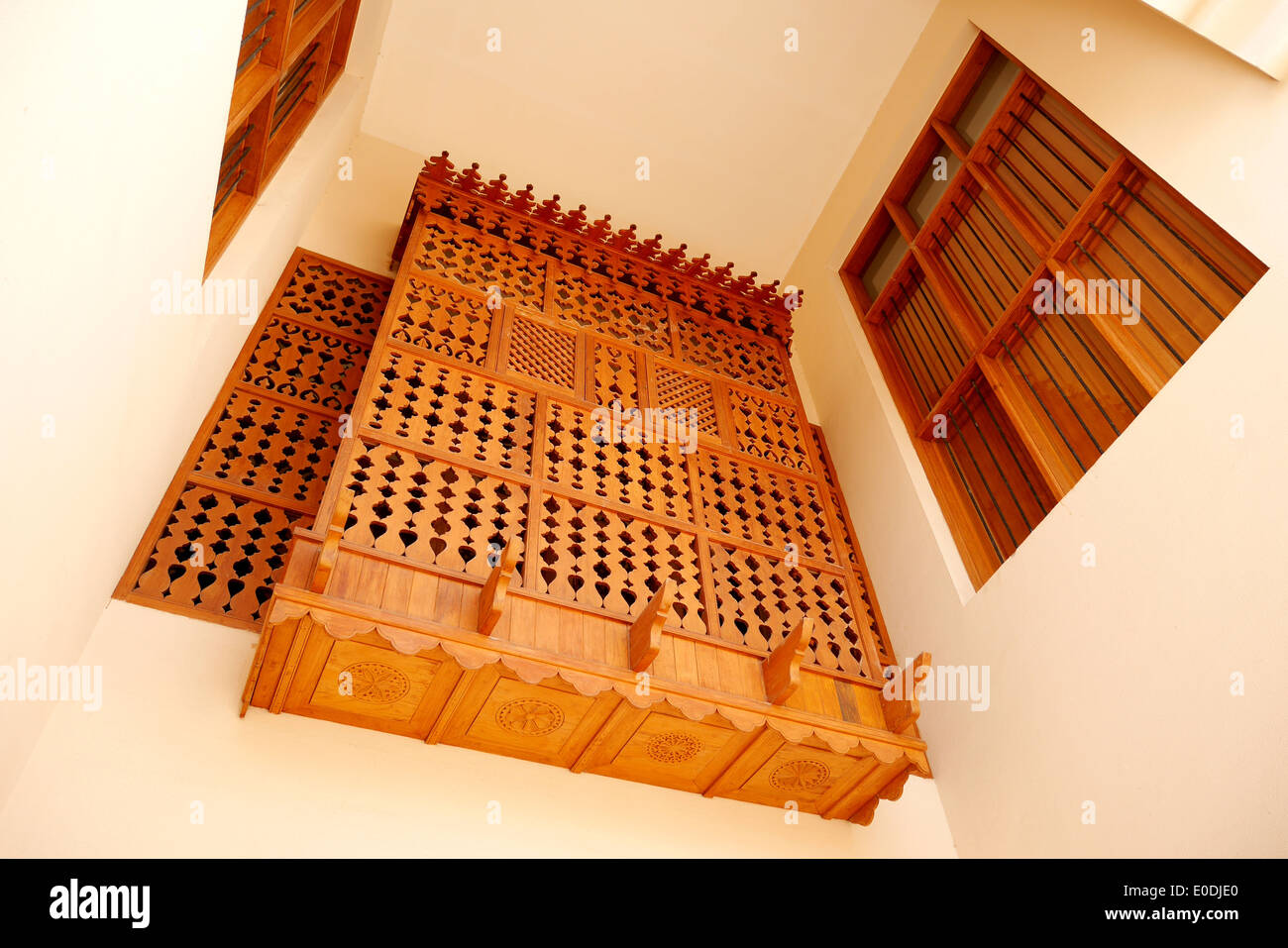 Überdachter Balkon am Eingang zum Scheich Ibrahim Kulturzentrum, auf der Perle Trail, Muharraq, Königreich von Bahrain Stockfoto Überdachter Balkon am Eingang zum Scheich Ibrahim Kulturzentrum, auf der Perle Trail, Muharraq, Königreich von Bahrain Stockfoto