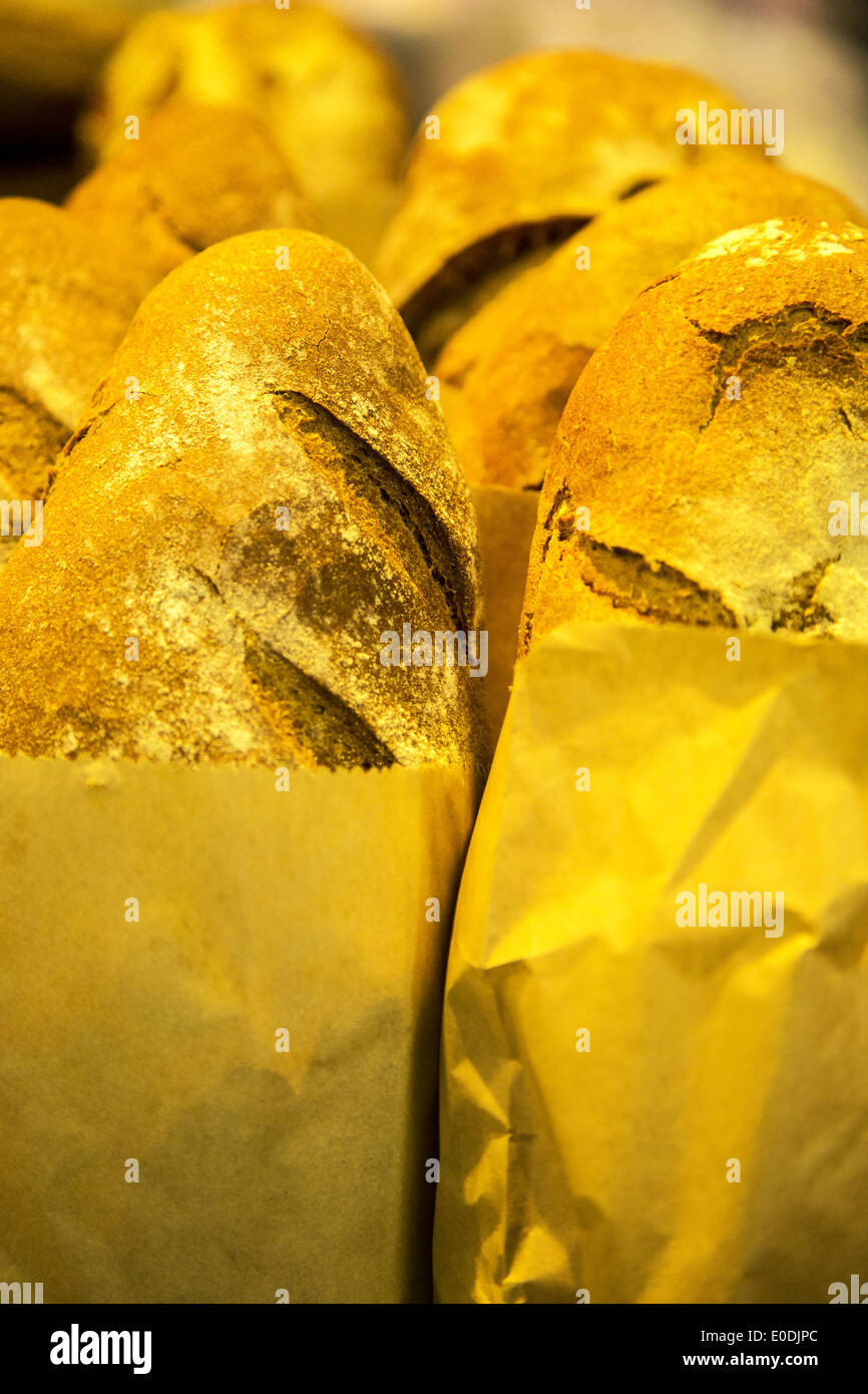 Knusprige Brote in braunen Papiertüten zum Verkauf an der Adelaide Central Market in Australien Stockfoto