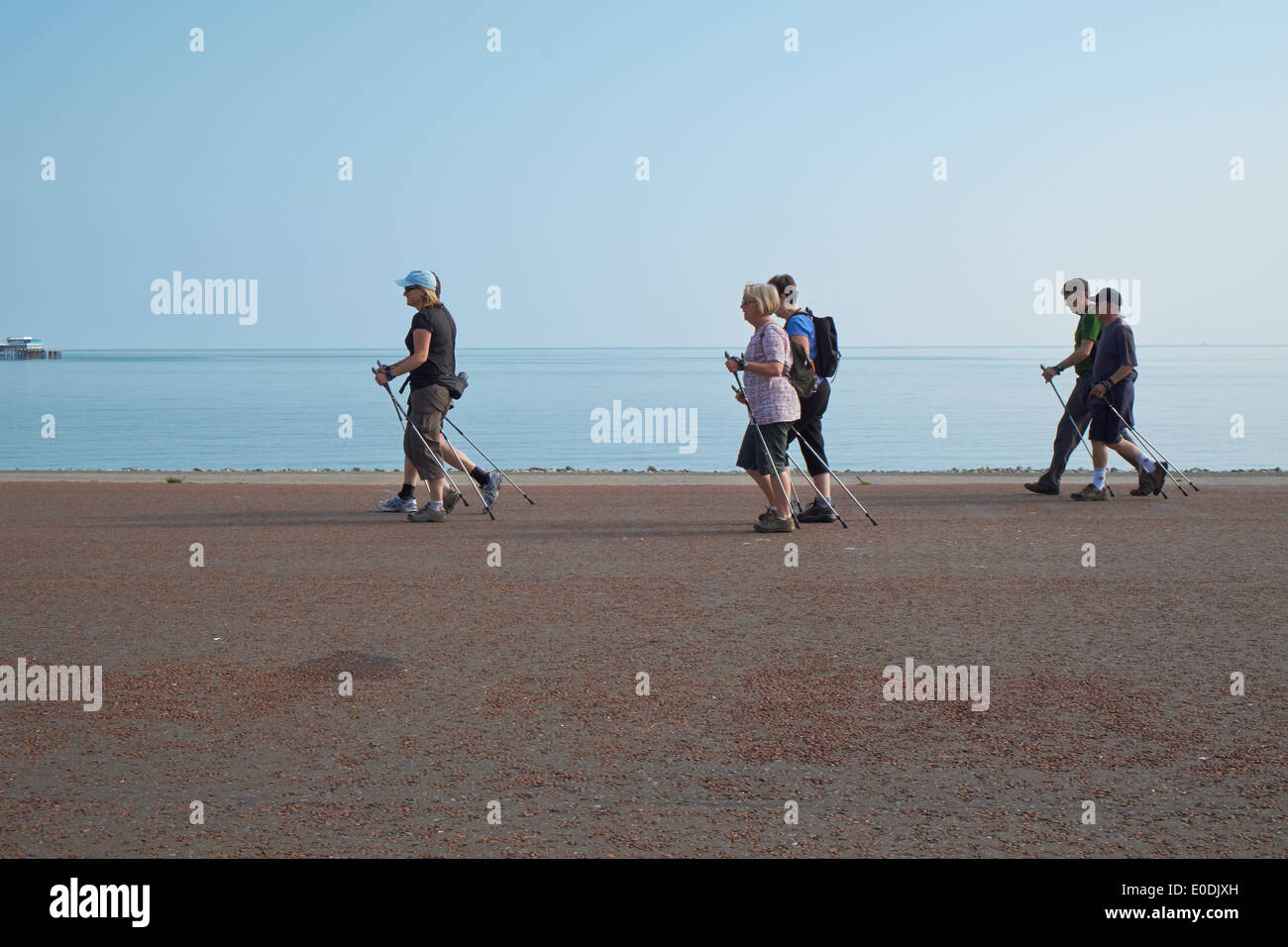 Wanderer mit Stöcken in einer Gruppe auf Llandudno Abschlussball Stockfoto
