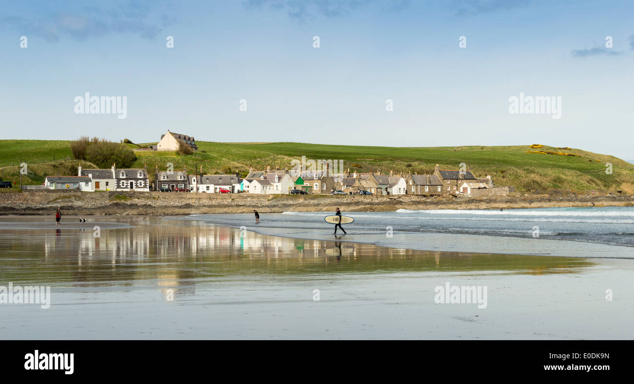 SANDEND DORFHÄUSER UND DEN STRAND MIT SURFER BANFFSHIRE KÜSTE SCHOTTLAND Stockfoto