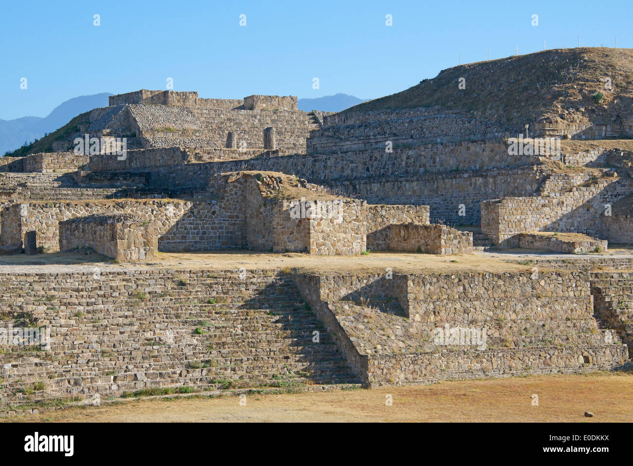 Nördliche Plattform und versunkene Patio Zapoteken Monte Alban Oaxaca Provinz Mexiko-Ruinen Stockfoto