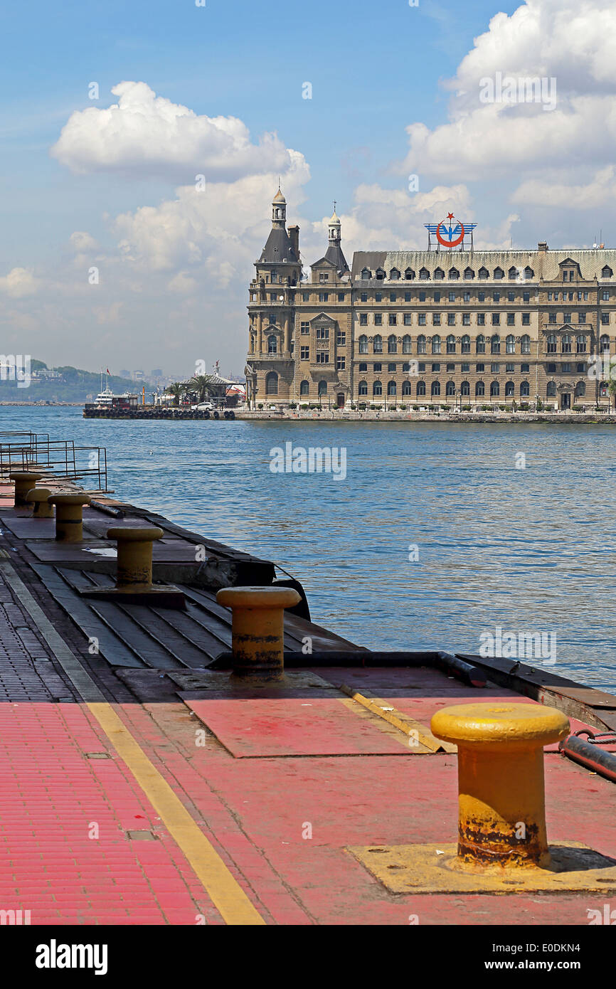 ISTANBUL, Türkei - 3. Mai 2014: Haydarpasa Hafen und Bahnhof in Kadiköy-Istanbul. Stockfoto