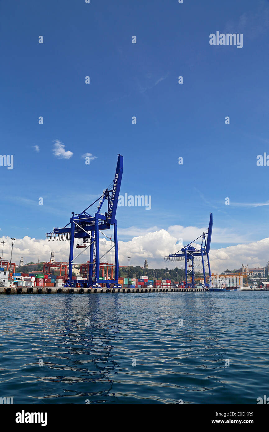 ISTANBUL, Türkei - 3.Mai: Hafen von Haydarpasa und Container-Terminal im Harem Istanbul am 3. Mai 2014 Istanbul, Türkei. Stockfoto