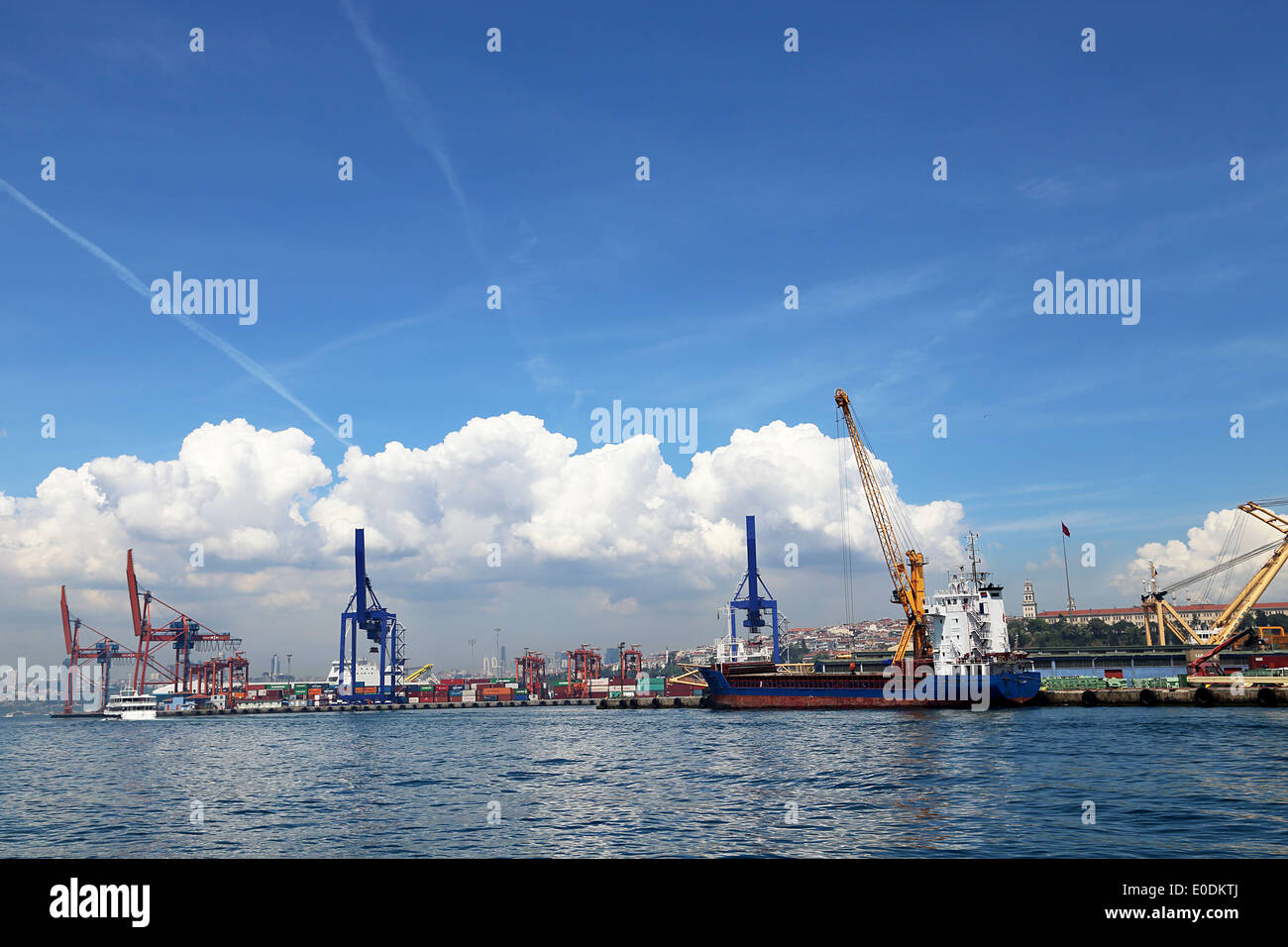 ISTANBUL, Türkei - 3. Mai 2014: Hafen von Haydarpasa in Harem Istanbul am 3. Mai 2014 Istanbul, Türkei. Stockfoto