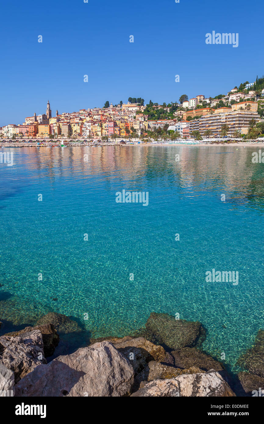 Urlaubsort und kleine Stadt Menton am Mittelmeer in Frankreich ("vertikale Zusammensetzung"). Stockfoto