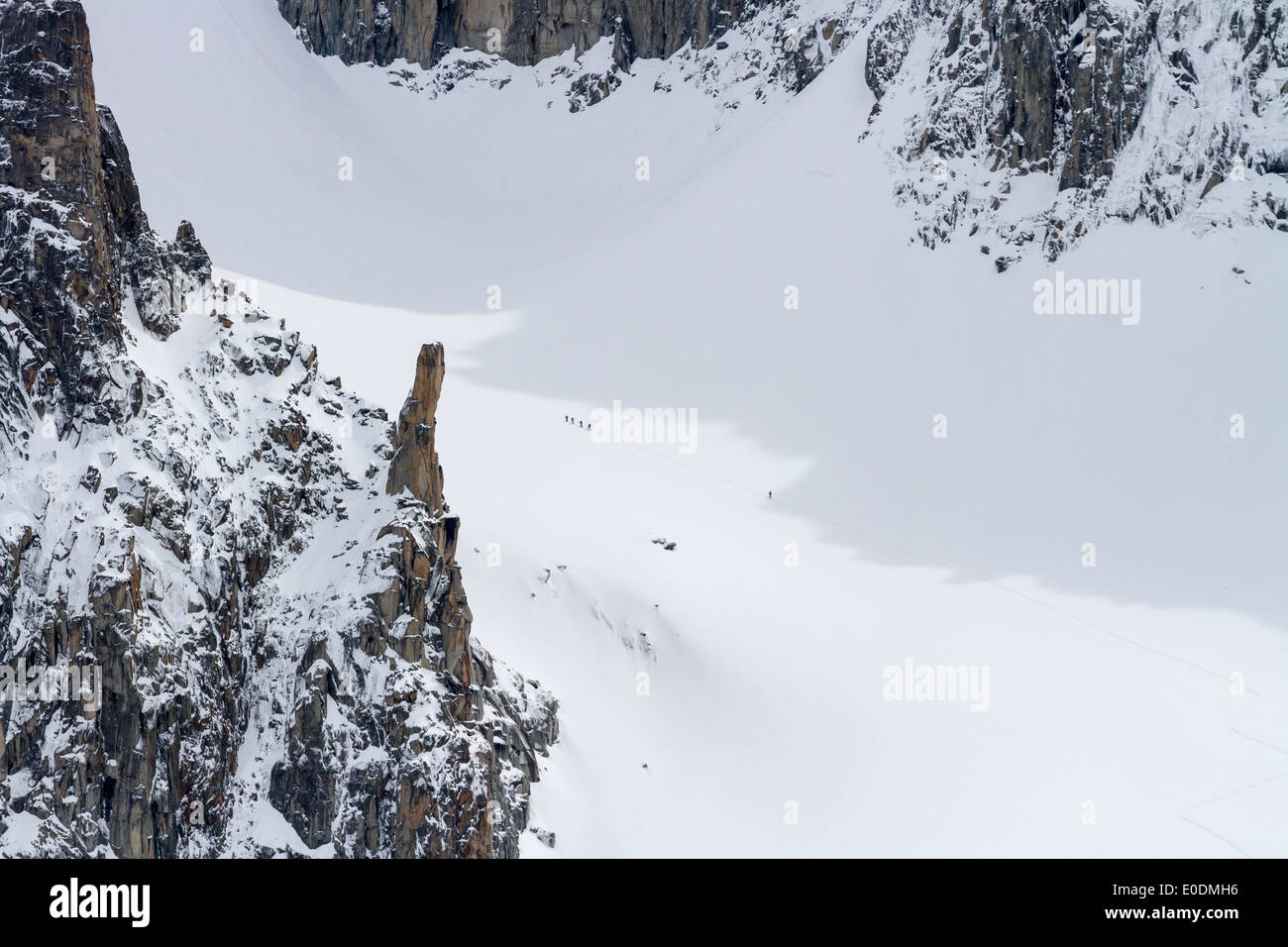 Mehrere winzige Skitourengeher sind aufsteigend Bèche Puiseaux über den Périades-Gletscher in Chamonix Mont-Blanc in Frankreich gesehen. Stockfoto