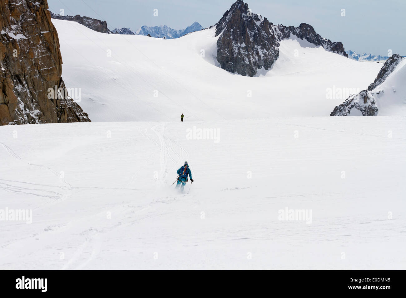 Chamonix Mont Blanc, Frankreich - Skifahrer auf den Glacier de Géante Überschrift hinunter die Vallée Blanche off Piste-Ski-Abfahrt Stockfoto