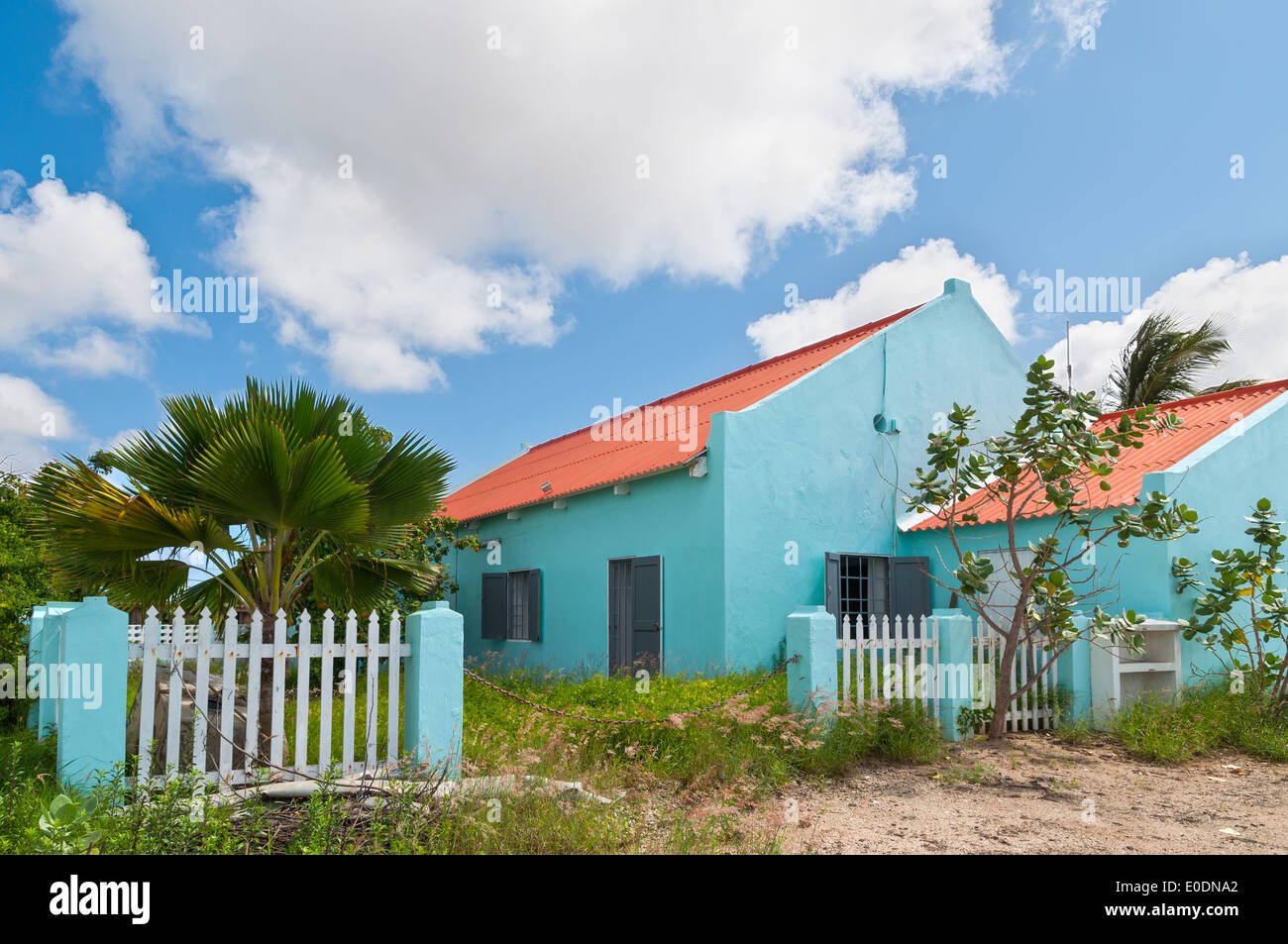 Diese Häuser auf Bonaire sind eine Kombination aus den Farben der Karibik mit der niederländischen Architektur. Stockfoto