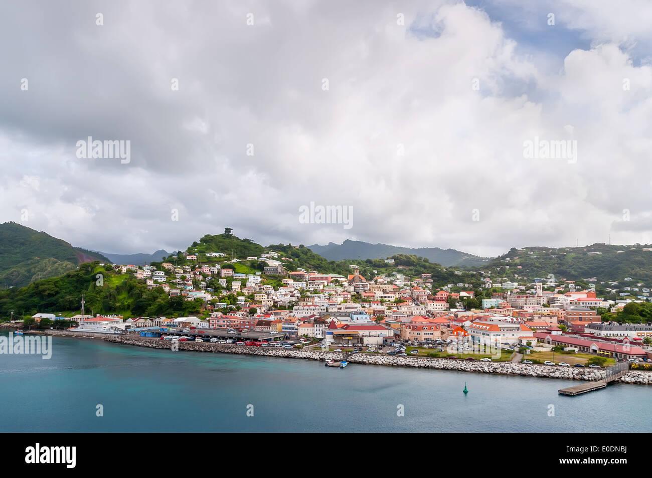 St. Georg ist vom Schiff gesehen. Von den Franzosen im Jahre 1650 erbaute ist St.-Georgs die Hauptstadt von Grenada. Stockfoto