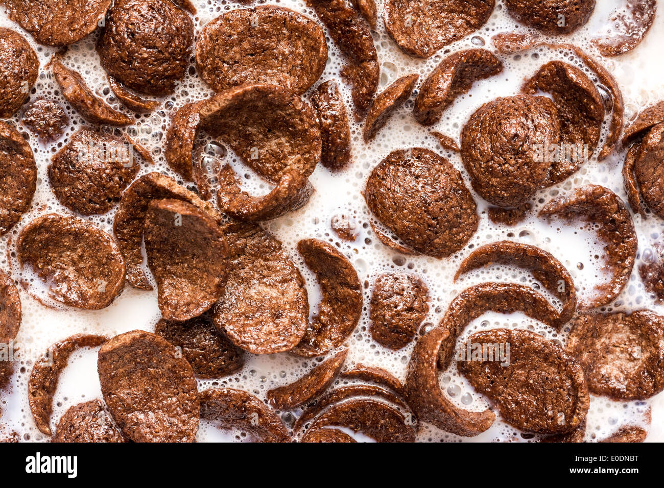 Milch und Schokolade Cornflakes Frühstück hautnah Stockfoto