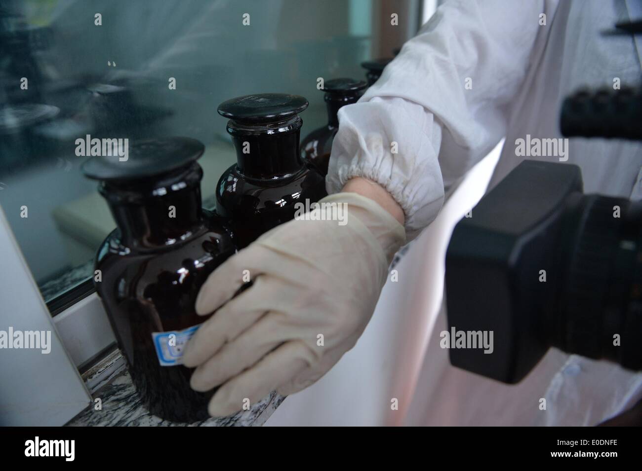 Jingjiang, China Jiangsu Provinz. 10. Mai 2014. Ein Mitarbeiter der lokalen Umweltschutz-Agentur weigert sich, die Offenlegung der Wassererkennung in Jingjiang, der ostchinesischen Provinz Jiangsu, 10. Mai 2014. Wasserversorgung in Jingjiang wurde am Freitag, nachdem es für 7 Stunden durch abnorme Wasserqualität in der Jangtse-Fluss-Wasser-Quelle gefunden angehalten wurde wieder aufgenommen. Jedoch noch einige Wohngebiete Gesicht das Problem der Wasserknappheit. © Shen Peng/Xinhua/Alamy Live-Nachrichten Stockfoto